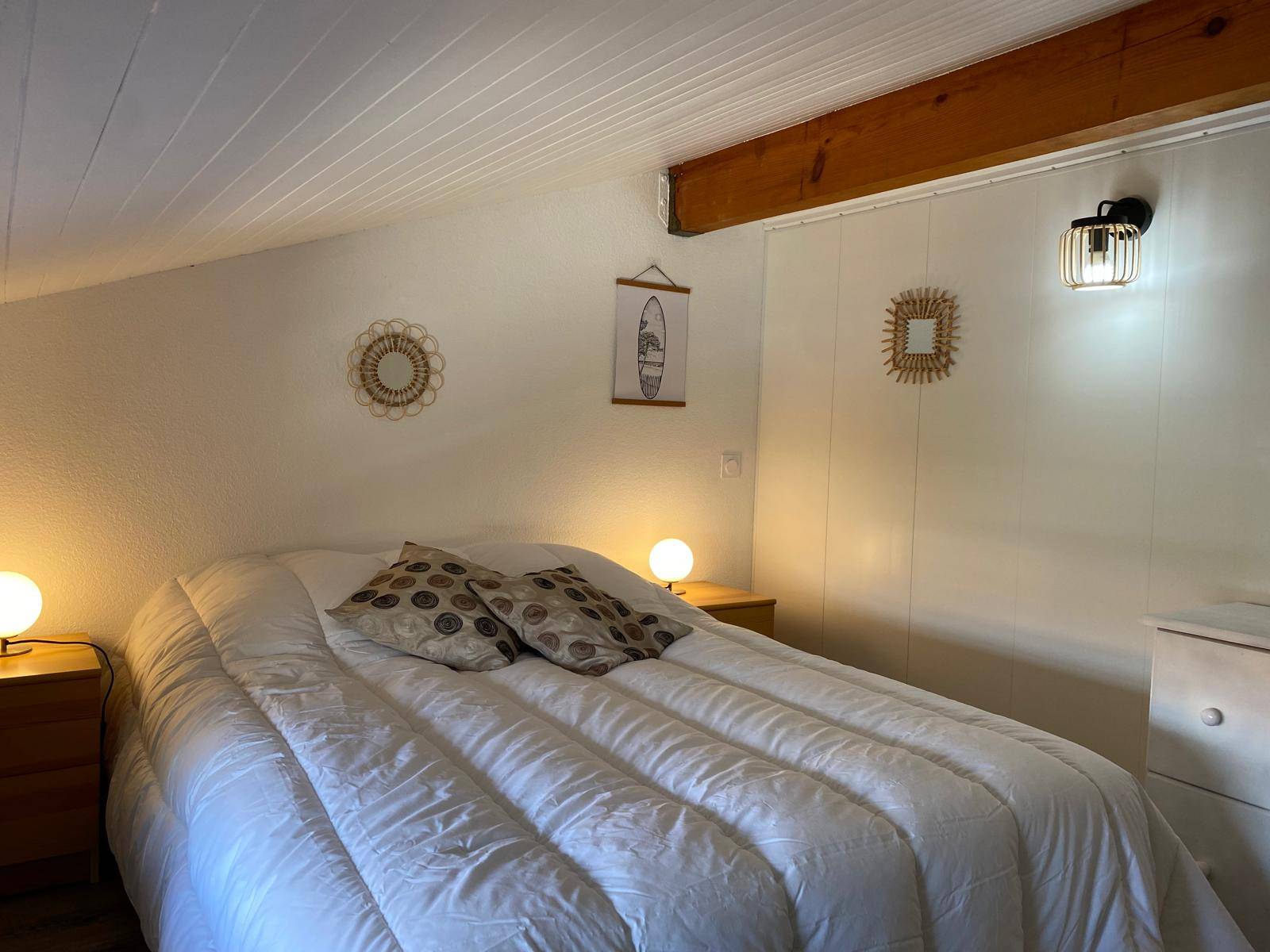 Acheter une maison mitoyenne à Biscarrosse Plage avec une chambre, séjour lumineux, parking privé, petit jardin, proche océan, investissement idéal.