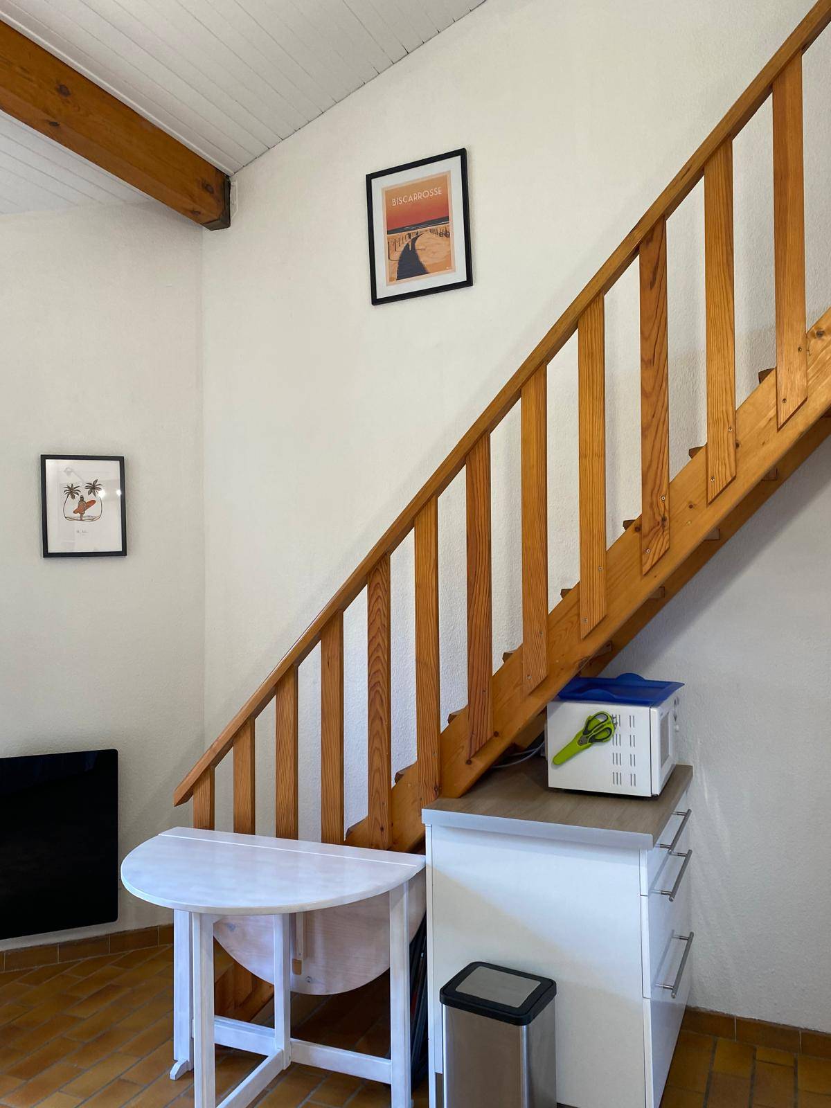 Acheter une maison mitoyenne à Biscarrosse Plage avec une chambre, séjour lumineux, parking privé, petit jardin, proche océan, investissement idéal.