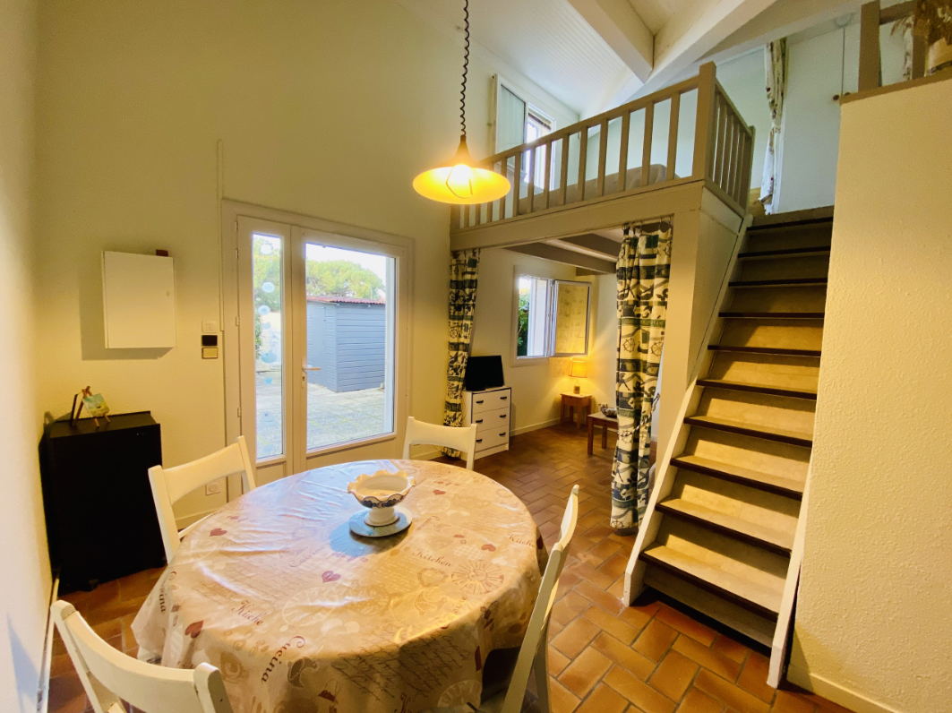 Vacances à Biscarrosse Plage : louez ce pavillon lumineux, à deux pas des commerces et de l’océan.