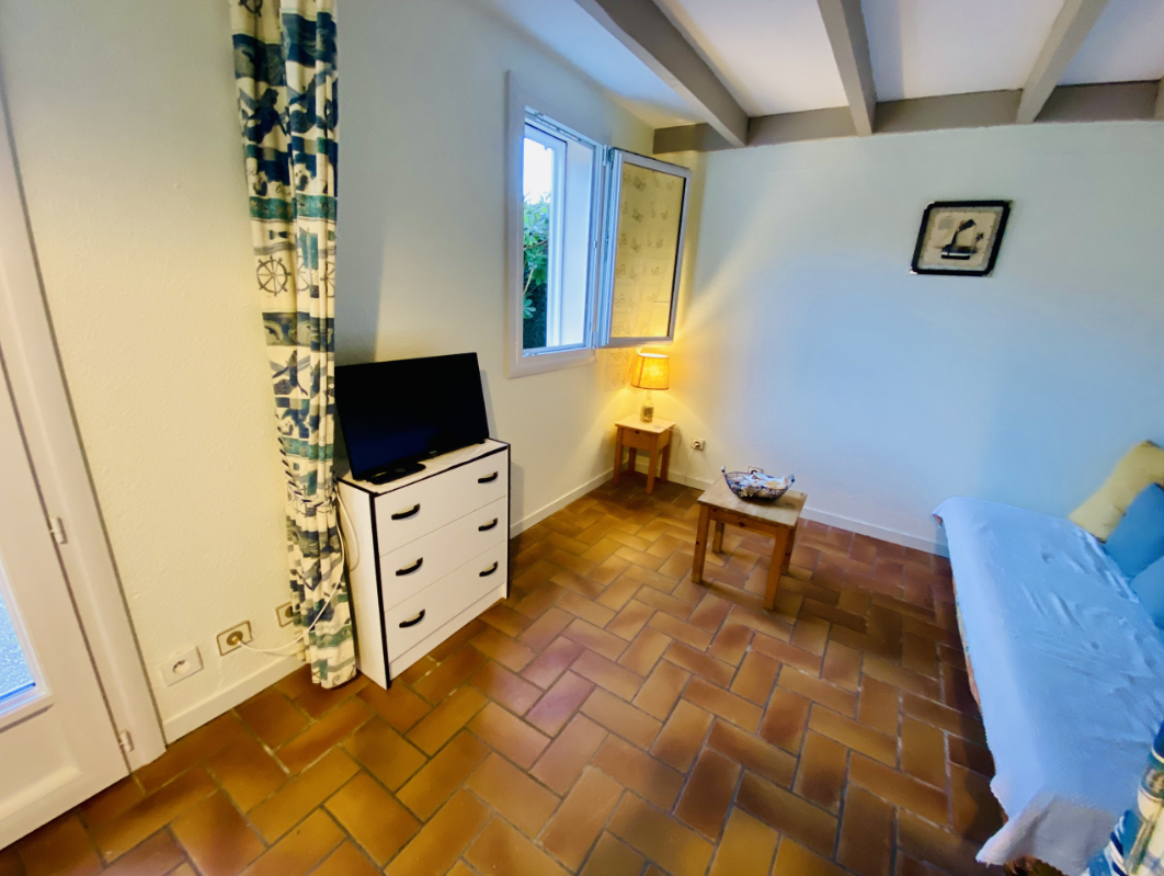 Location meublée à Biscarrosse Plage : pavillon fonctionnel avec jardin, barbecue, rangement vélos et plage à pied.