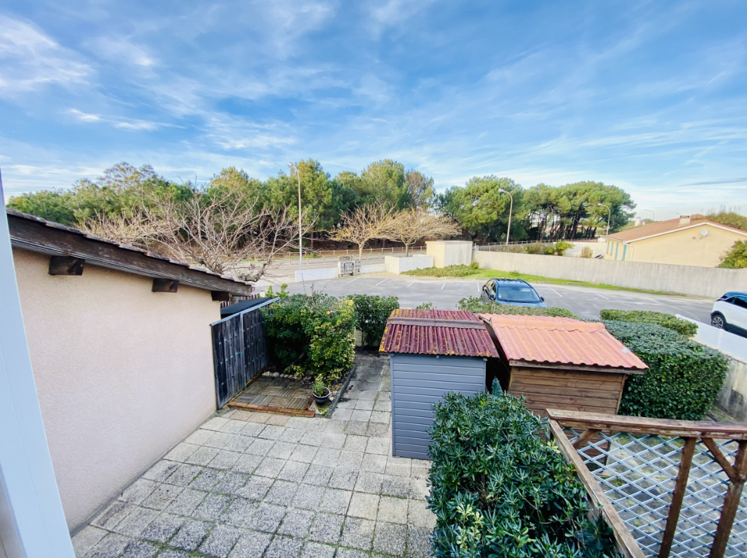 Meublé à louer à Biscarrosse Plage, quartier résidentiel calme, plage à pied, commerces accessibles sans voiture.