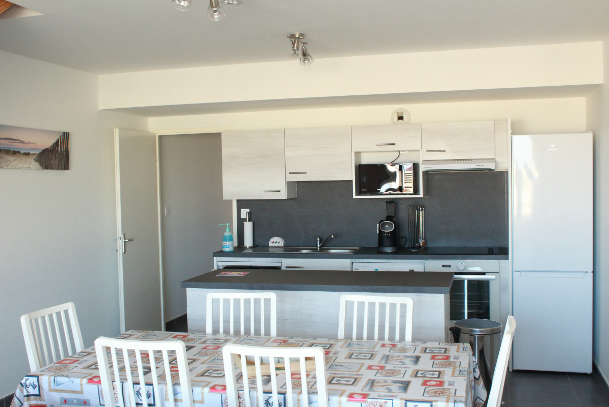 Cuisine américaine entièrement équipée : confort et praticité pour un séjour autonome