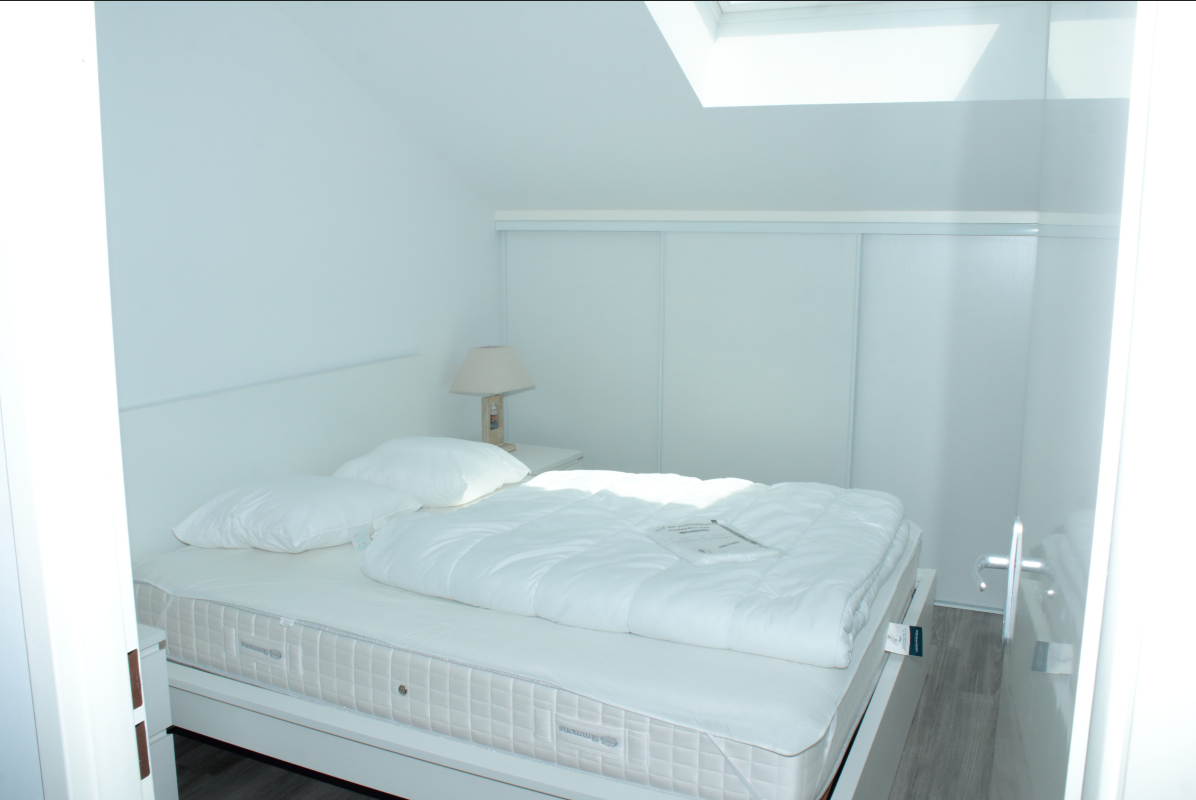 Séjour lumineux avec accès direct au balcon et mobilier contemporain pour vos vacances en famille