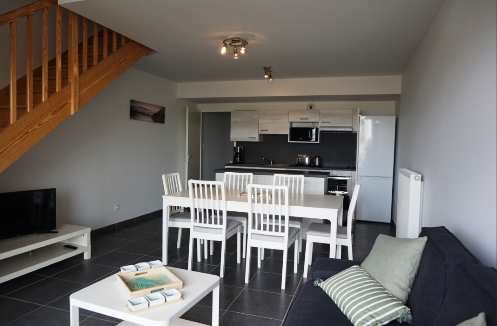 Détendez-vous autour d’un repas sur le balcon avec salon de jardin et plancha vue mer