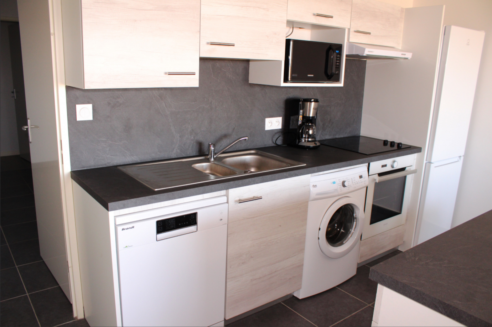 Accès direct à la plage au pied de la résidence, idéal pour des journées ensoleillées