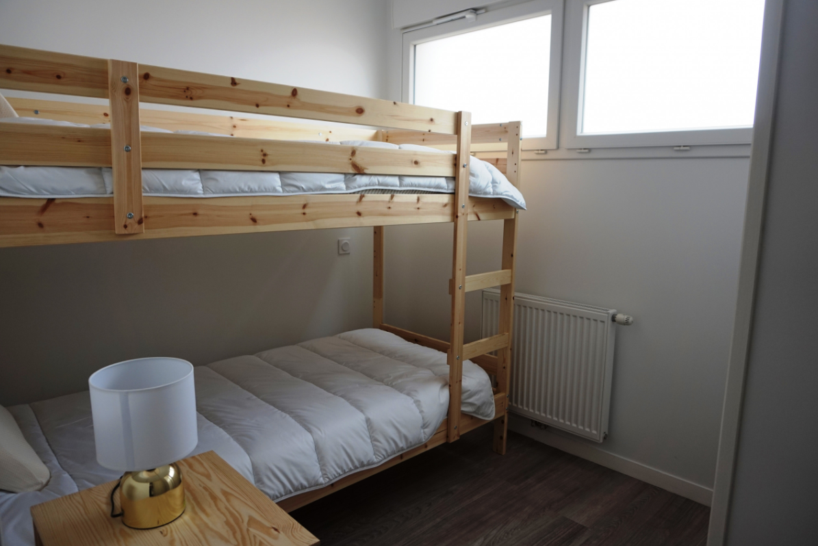 Deuxième chambre avec lits superposés : un espace idéal pour les enfants