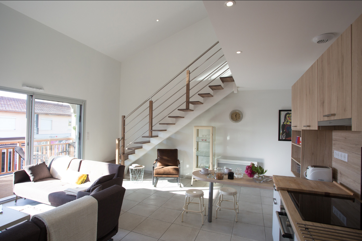  :  Salle d’eau moderne avec douche et WC à l’étage pour plus de praticité au quotidien