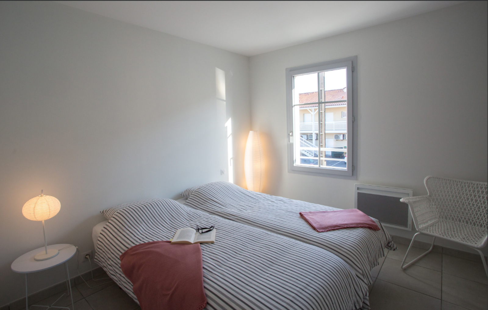 Chambre parentale avec deux lits simples et salle d’eau privative pour un confort optimal