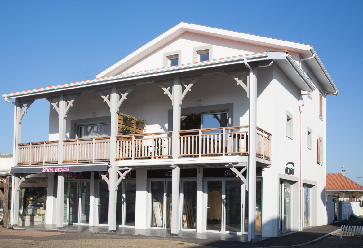 Terrasse aménagée avec salon de jardin : idéale pour vos repas en extérieur