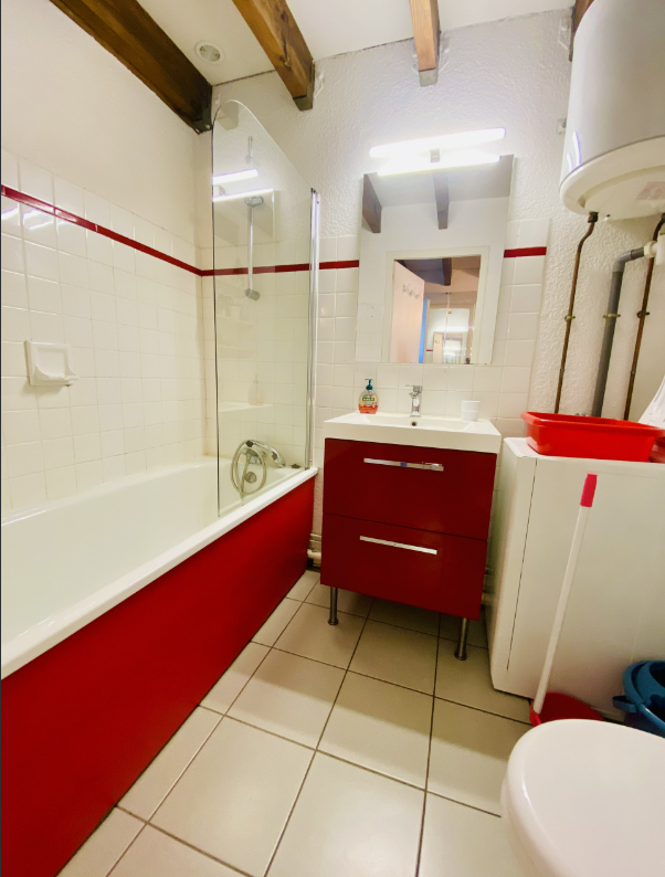 Séjour lumineux avec canapé convertible et accès direct au balcon pour vos moments de détente