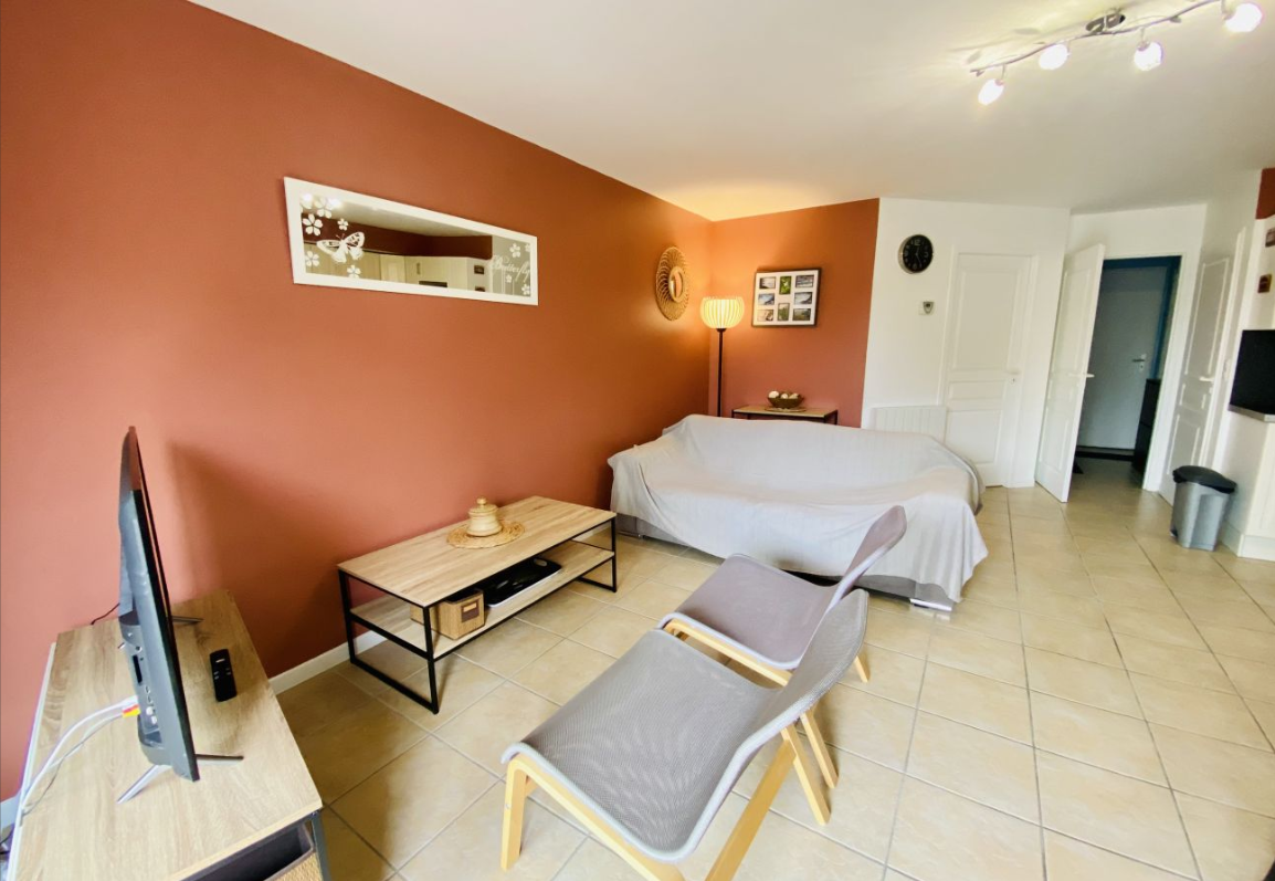 Chambre à l’étage avec lit double, placard intégré, télévision et balcon privé