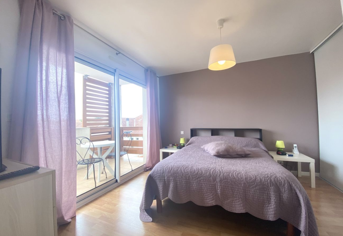 Salle d’eau moderne avec douche et WC au rez-de-chaussée, fonctionnelle et bien agencée