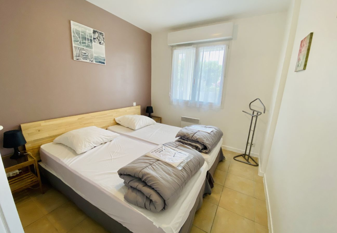 Cellier pratique avec lave-linge pour simplifier vos séjours de courte durée