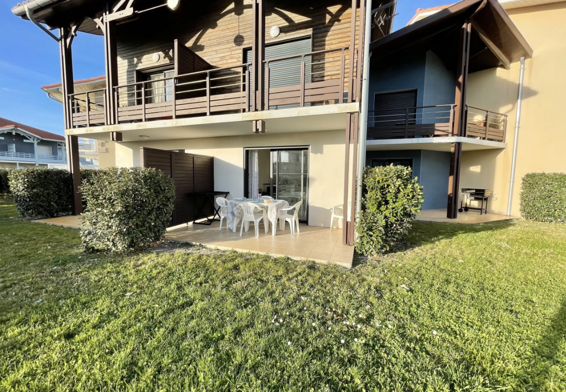 Terrasse privative avec salon de jardin : vos repas d’été au calme, en toute intimité.