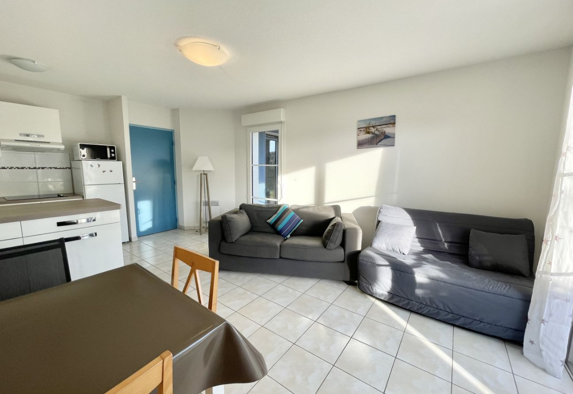 Un séjour lumineux et convivial : détendez-vous face à la terrasse, dans un espace pensé pour vos vacances.