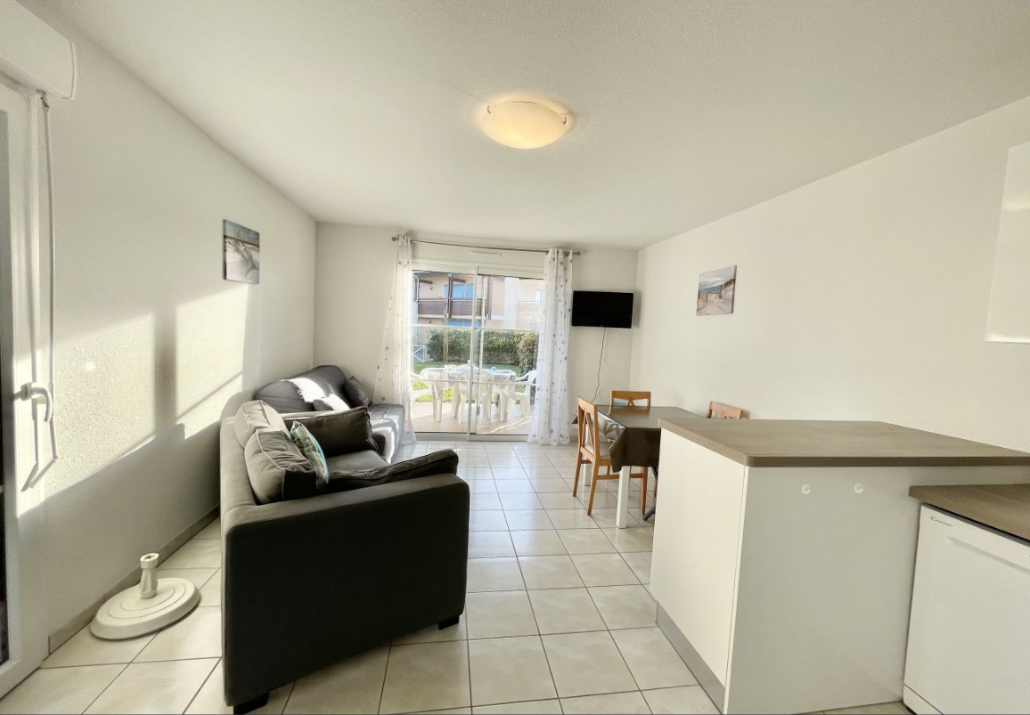 À deux pas des commerces et animations : tout est accessible à pied depuis le logement.