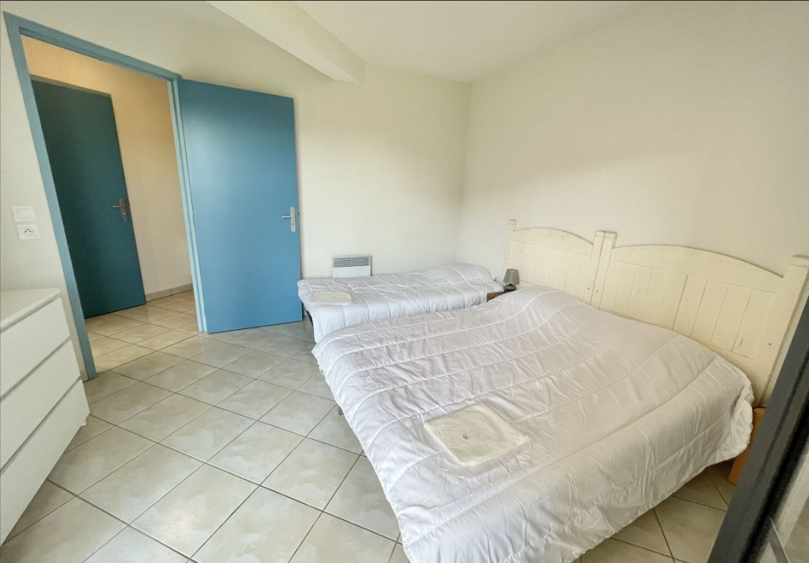 Chambre confortable avec rangements : lit 140 cm + lit 90 cm, idéale pour les familles avec enfants.