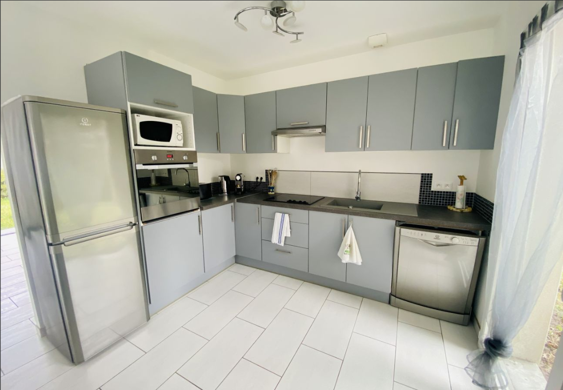 Cuisine américaine entièrement équipée : lave-vaisselle, four, micro-ondes, cafetière Nespresso… tout est pensé pour votre autonomie.