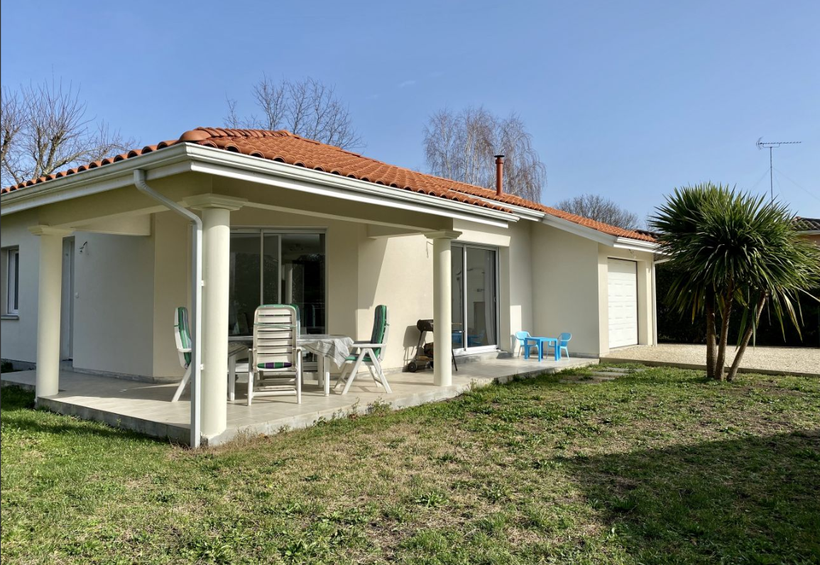 Terrasse ensoleillée avec salon de jardin : partagez vos repas d’été au calme, dans un cadre verdoyant.