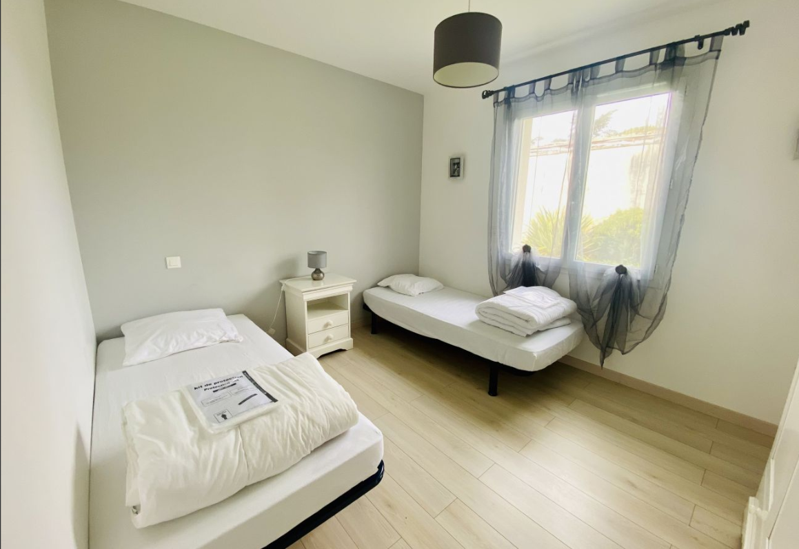 Salle de bains moderne et fonctionnelle : baignoire, douche, double vasques et WC séparés pour plus de confort.