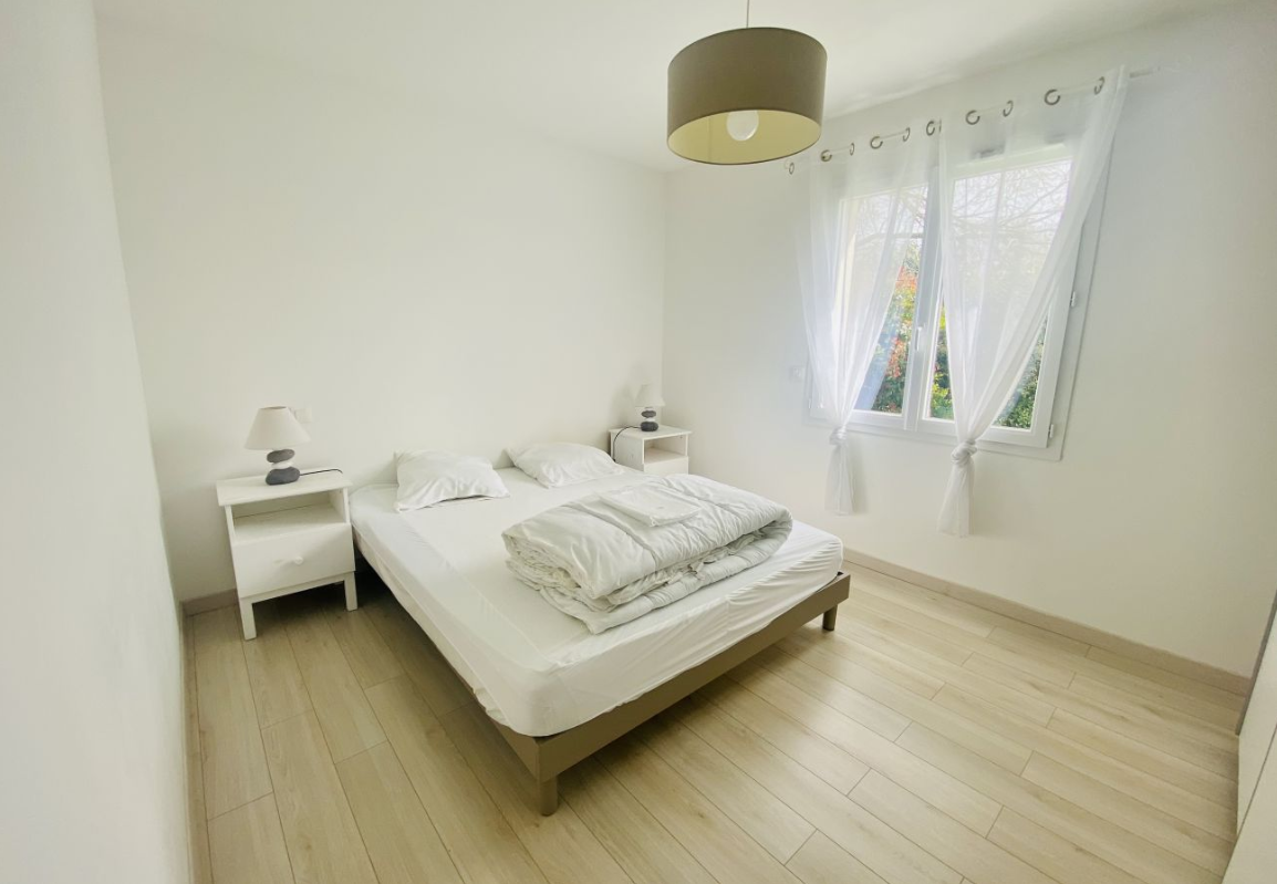 Un jardin clos de 694 m² pour petits et grands : espace sécurisé, idéal pour jouer, lire ou se détendre en toute tranquillité.