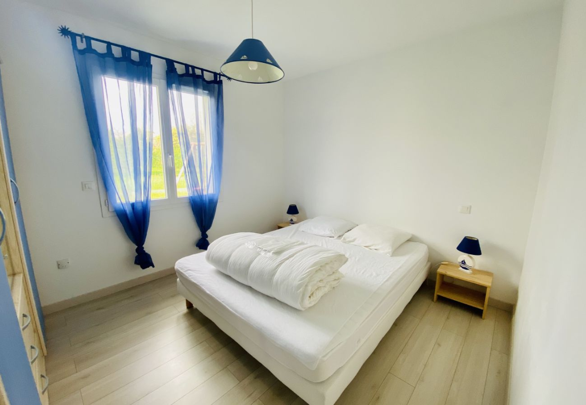 Trois chambres confortables : deux lits Queen Size et deux lits simples pour accueillir familles et couples avec enfants.