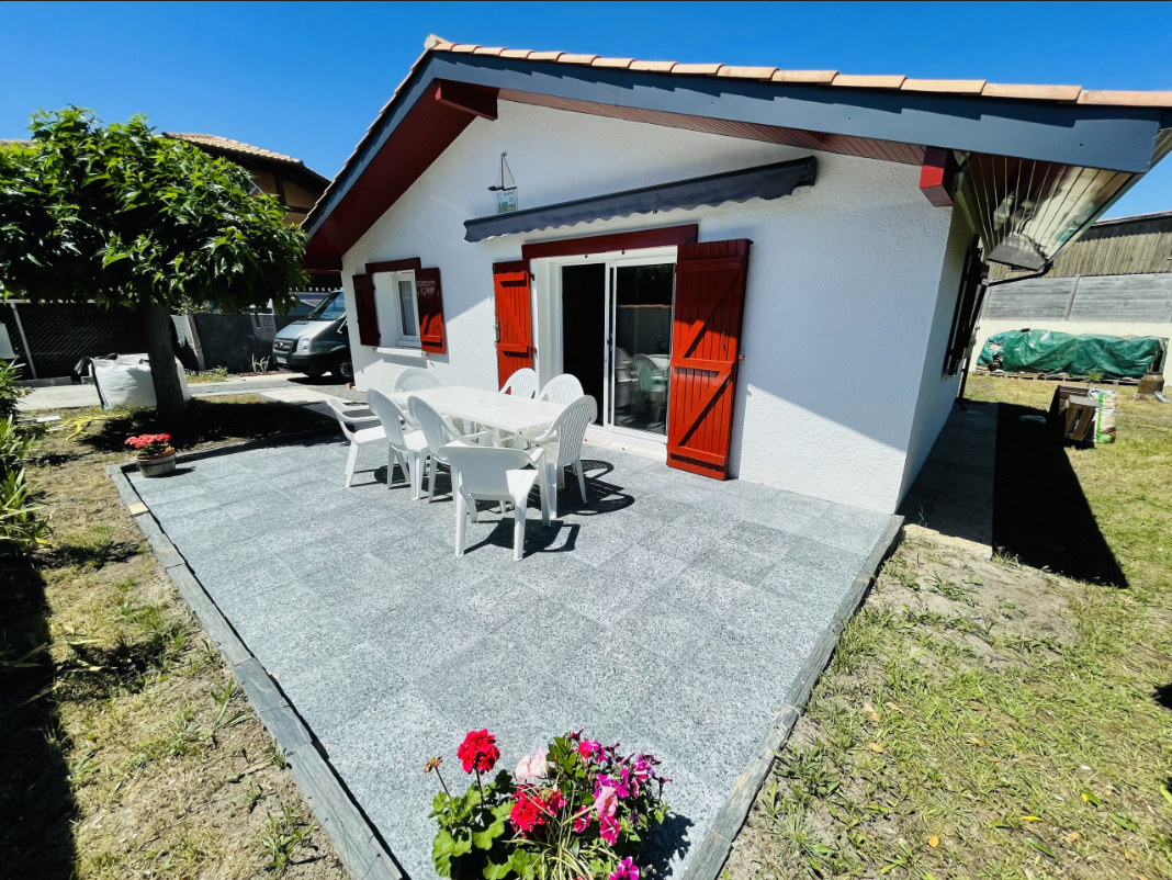 Contacter une agence immobilière pour l’achat d’un pavillon individuel proche d’un lac et des commerces à Parentis-en-Born (40160)