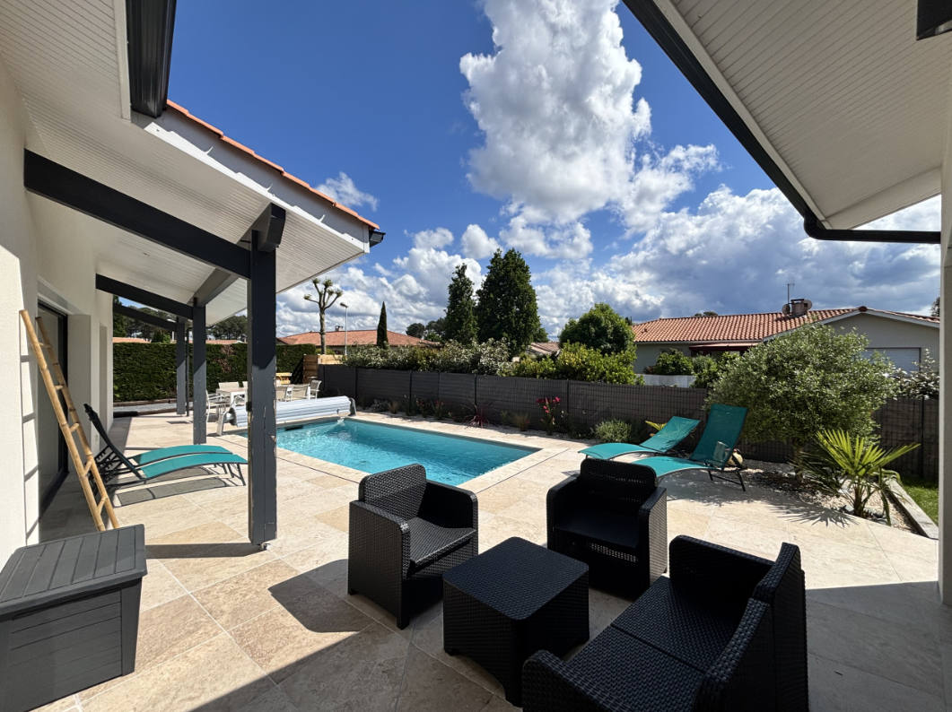 villa de location bien équipée avec piscine, pour passer les vacances en famille à Biscarrosse