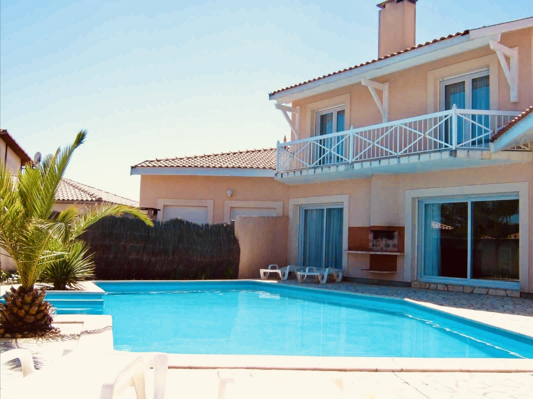 Grande villa avec piscine pour accueillir 12 personnes à Biscarrosse