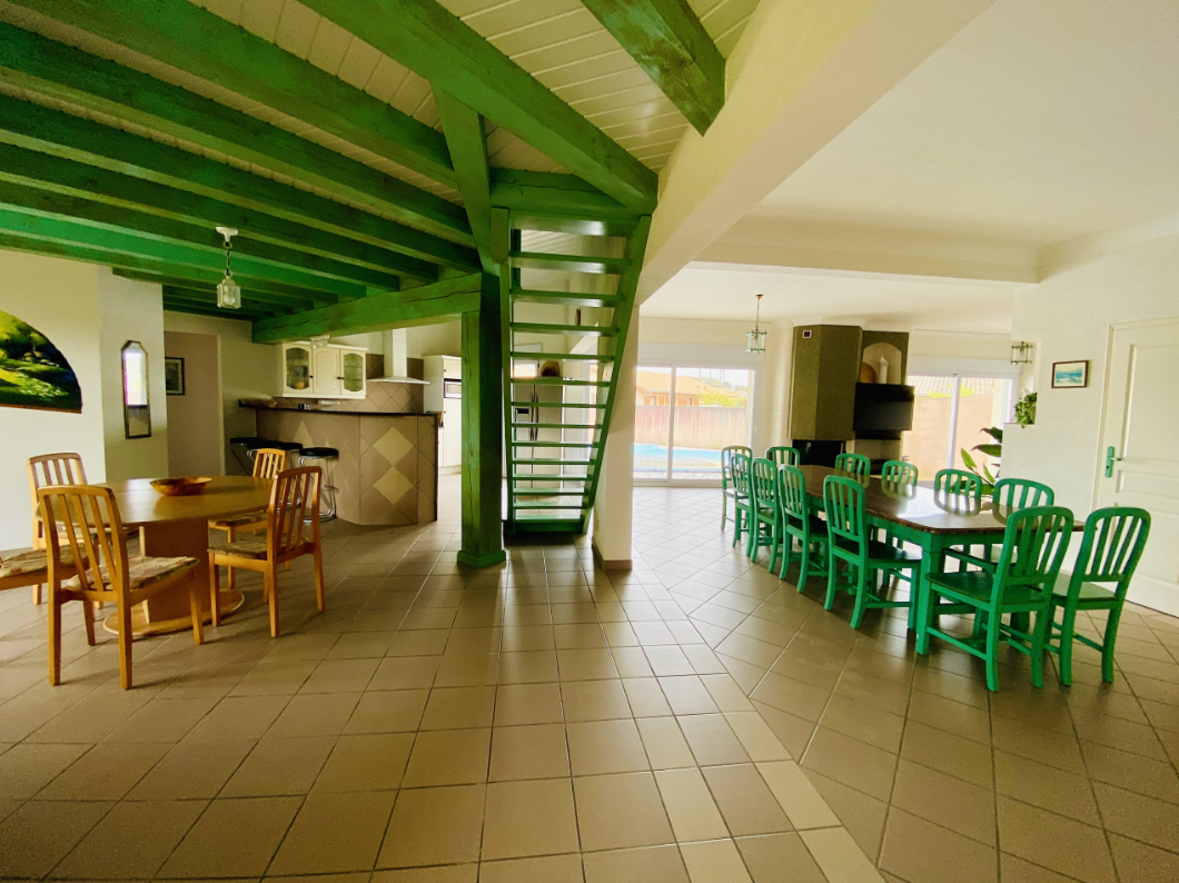 Très grande maison à louer avec piscine dans les Landes