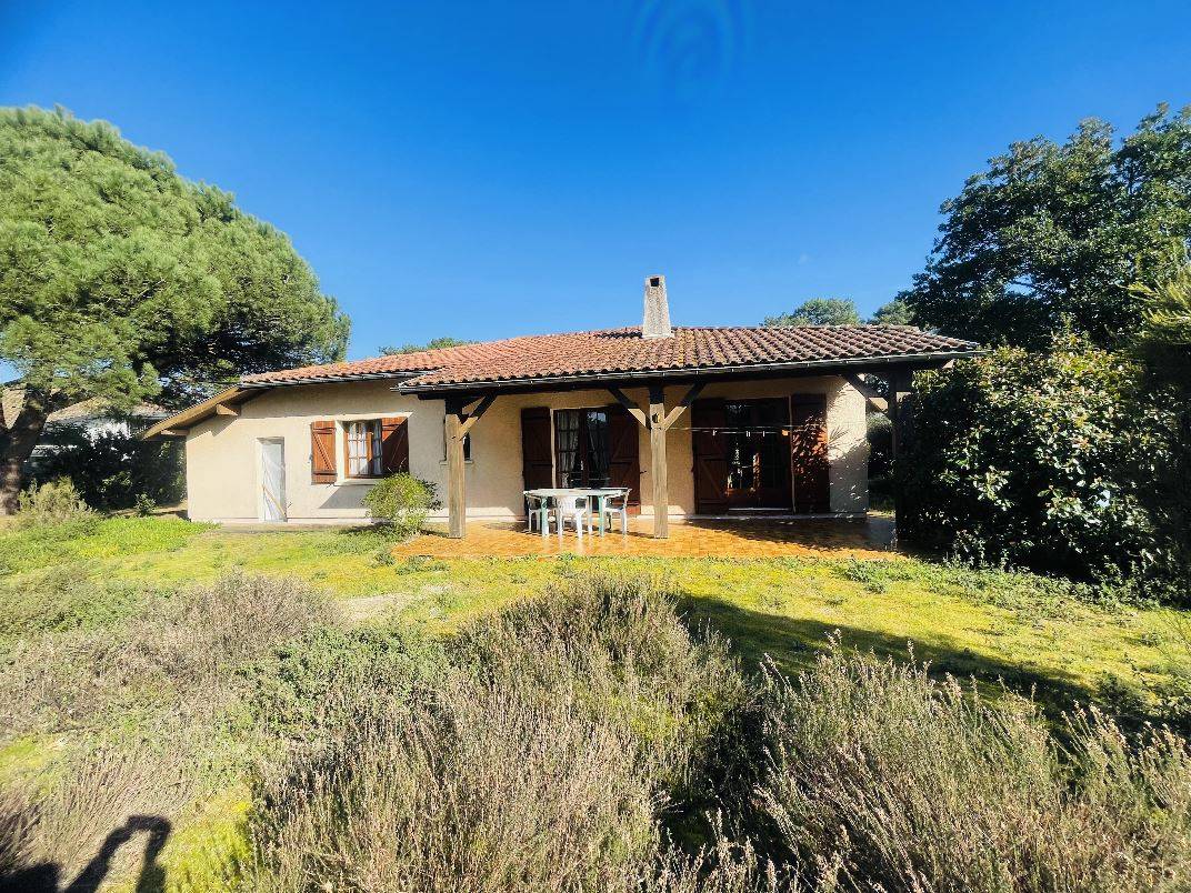 Maison plain-pied à vendre à Biscarrosse Plage avec grand terrain piscinable, garage aménagé et fort potentiel