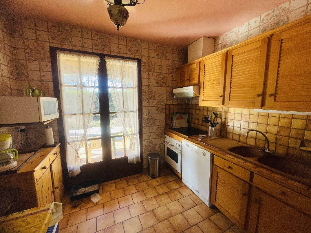 Maison plain-pied à vendre à Biscarrosse Plage avec grand terrain piscinable, garage aménagé et fort potentiel