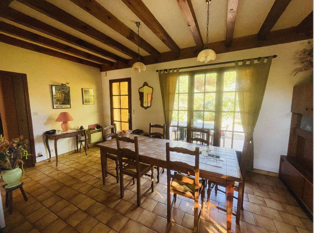 Maison plain-pied à vendre à Biscarrosse Plage avec grand terrain piscinable, garage aménagé et fort potentiel