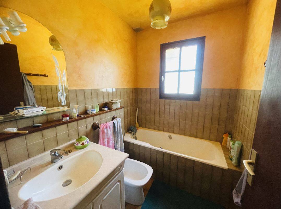 Maison plain-pied à vendre à Biscarrosse Plage avec grand terrain piscinable, garage aménagé et fort potentiel