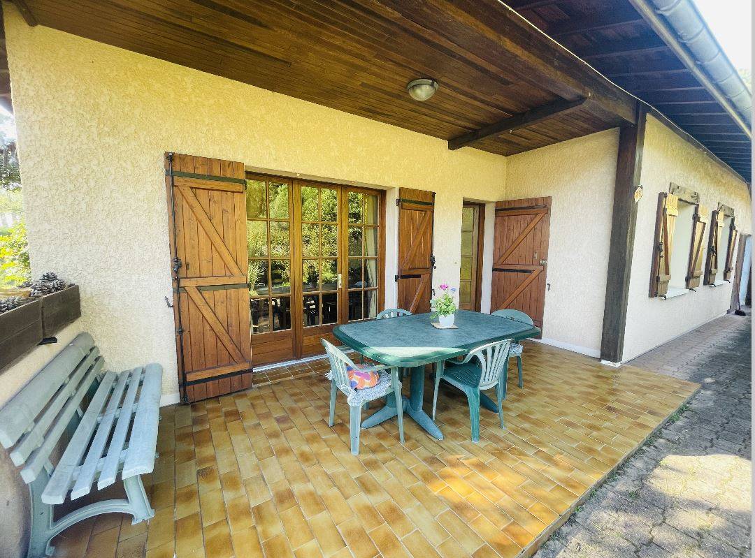Maison plain-pied à vendre à Biscarrosse Plage avec grand terrain piscinable, garage aménagé et fort potentiel