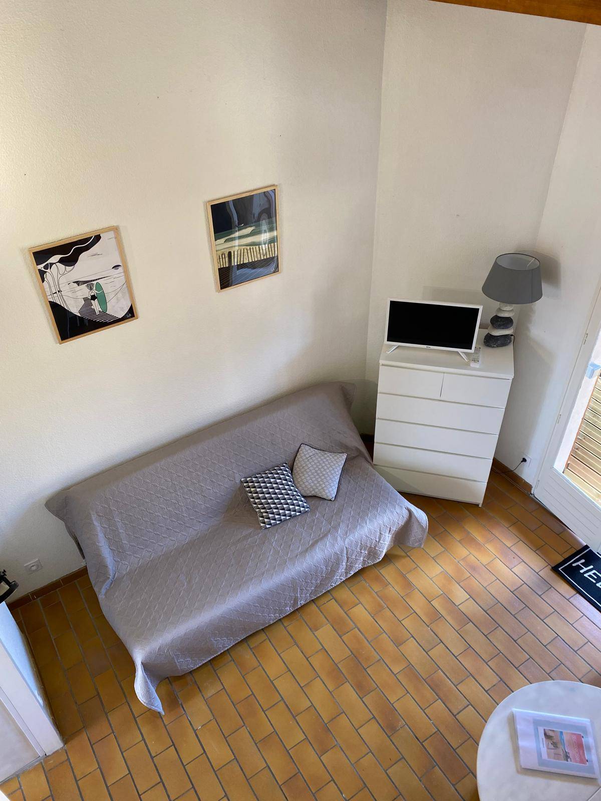 Acheter une maison mitoyenne à Biscarrosse Plage avec une chambre, séjour lumineux, parking privé, petit jardin, proche océan, investissement idéal.