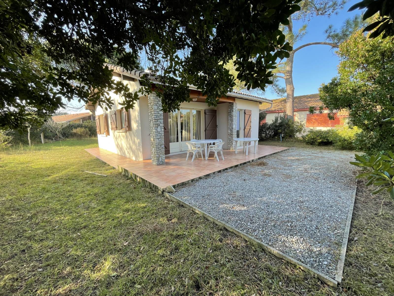 Maison de pays typique à rénover sur son joli terrain au calme