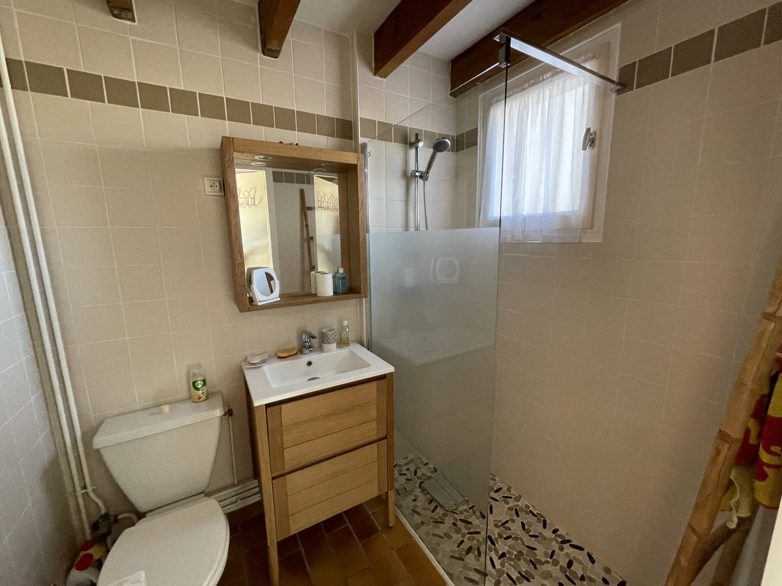 Acheter une maison mitoyenne à Biscarrosse Plage avec une chambre, séjour lumineux, parking privé, petit jardin, proche océan, investissement idéal.