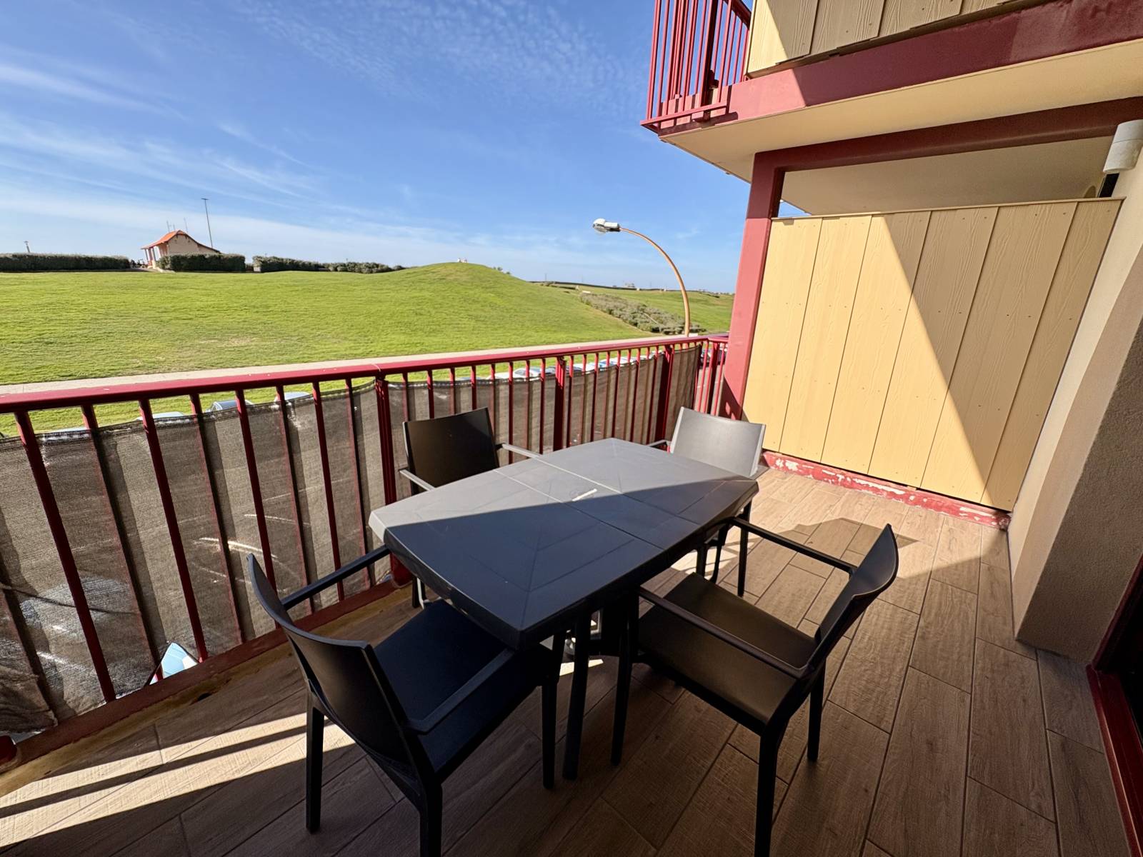Appartement T2 cabine vue océan à vendre à Biscarrosse Plage avec terrasse, parking couvert, cuisine équipée