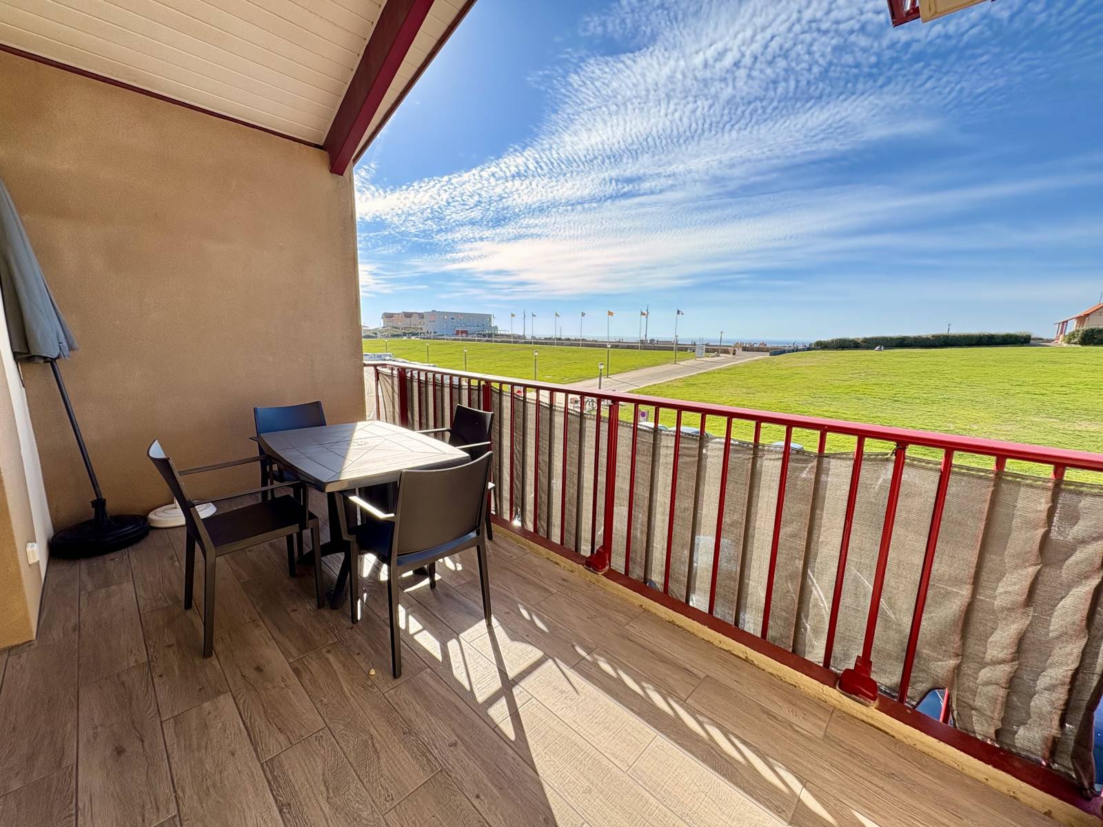 Appartement T2 cabine vue océan à vendre à Biscarrosse Plage avec terrasse, parking couvert, cuisine équipée