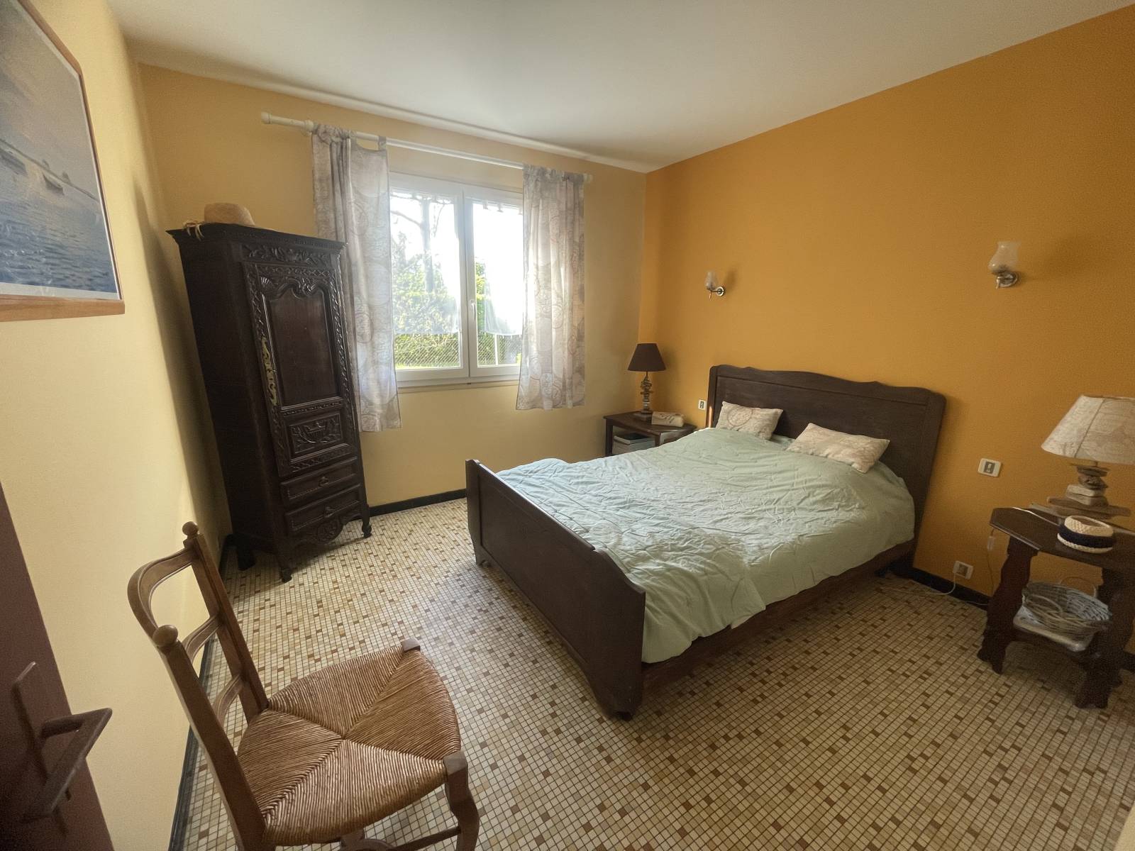 Maison de pays typique à rénover sur son joli terrain au calme