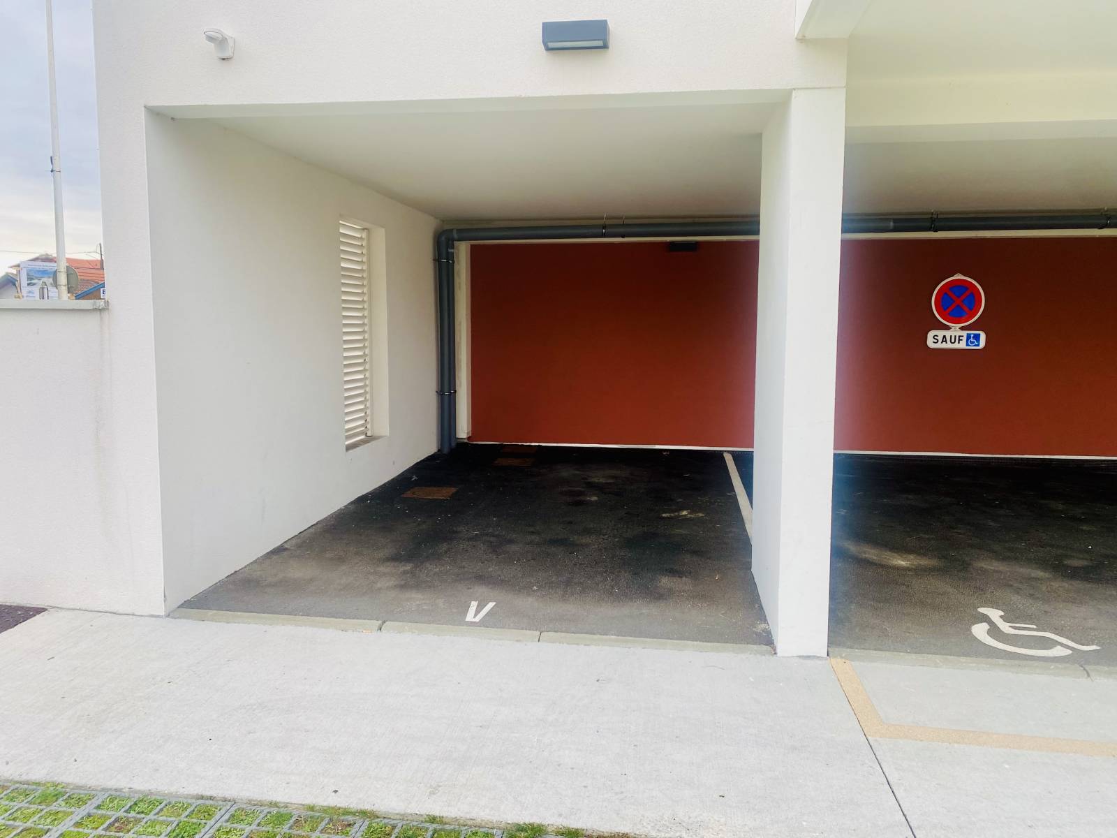 Parking couvert à vendre au centre-ville de Biscarrosse Plage