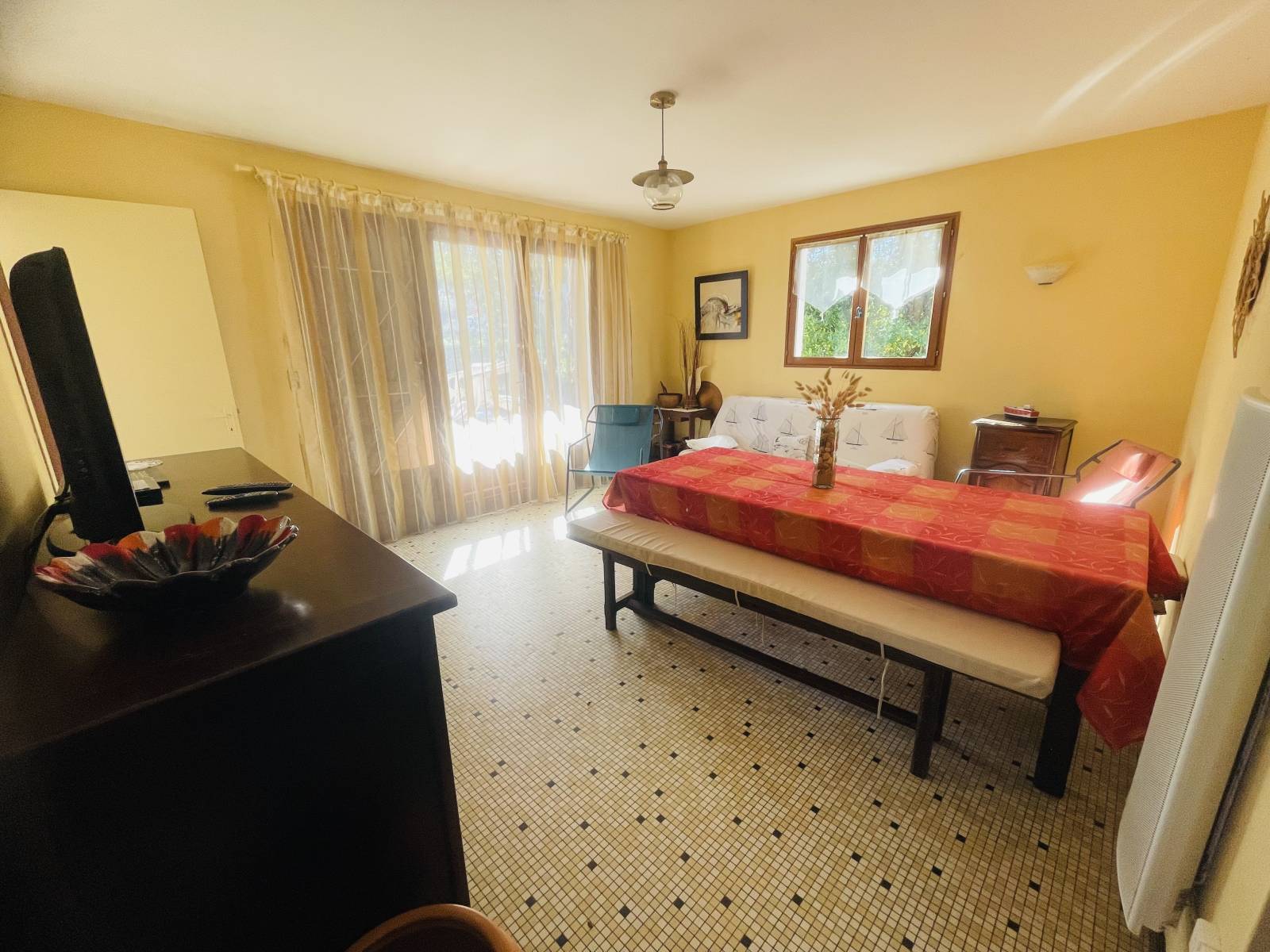 Maison de pays typique à rénover sur son joli terrain au calme