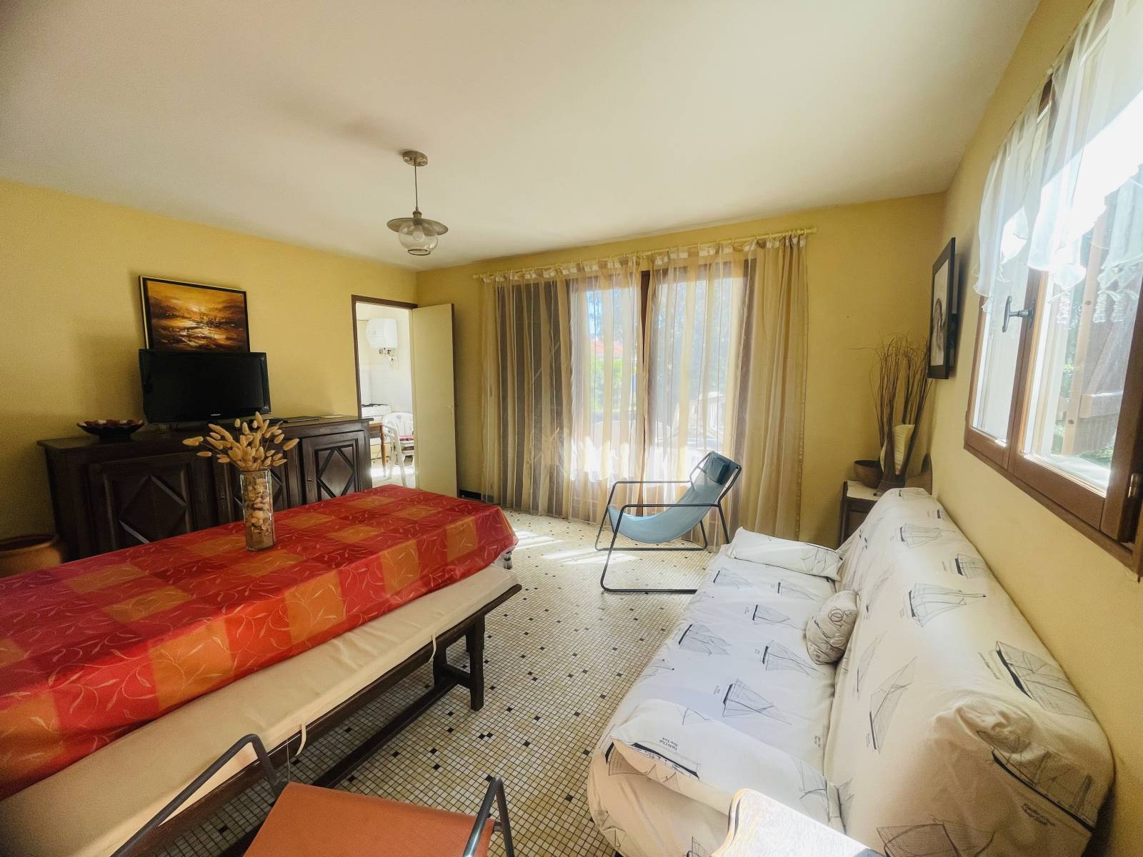 Maison de pays typique à rénover sur son joli terrain au calme