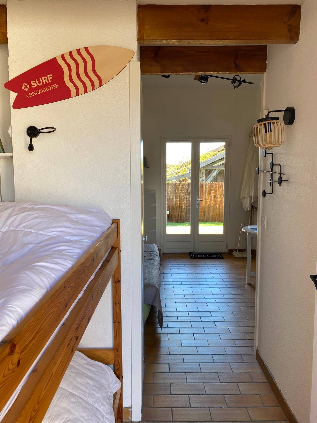 Acheter une maison mitoyenne à Biscarrosse Plage avec une chambre, séjour lumineux, parking privé, petit jardin, proche océan, investissement idéal.