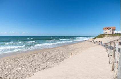 Acheter une maison mitoyenne à Biscarrosse Plage avec une chambre, séjour lumineux, parking privé, petit jardin, proche océan, investissement idéal.