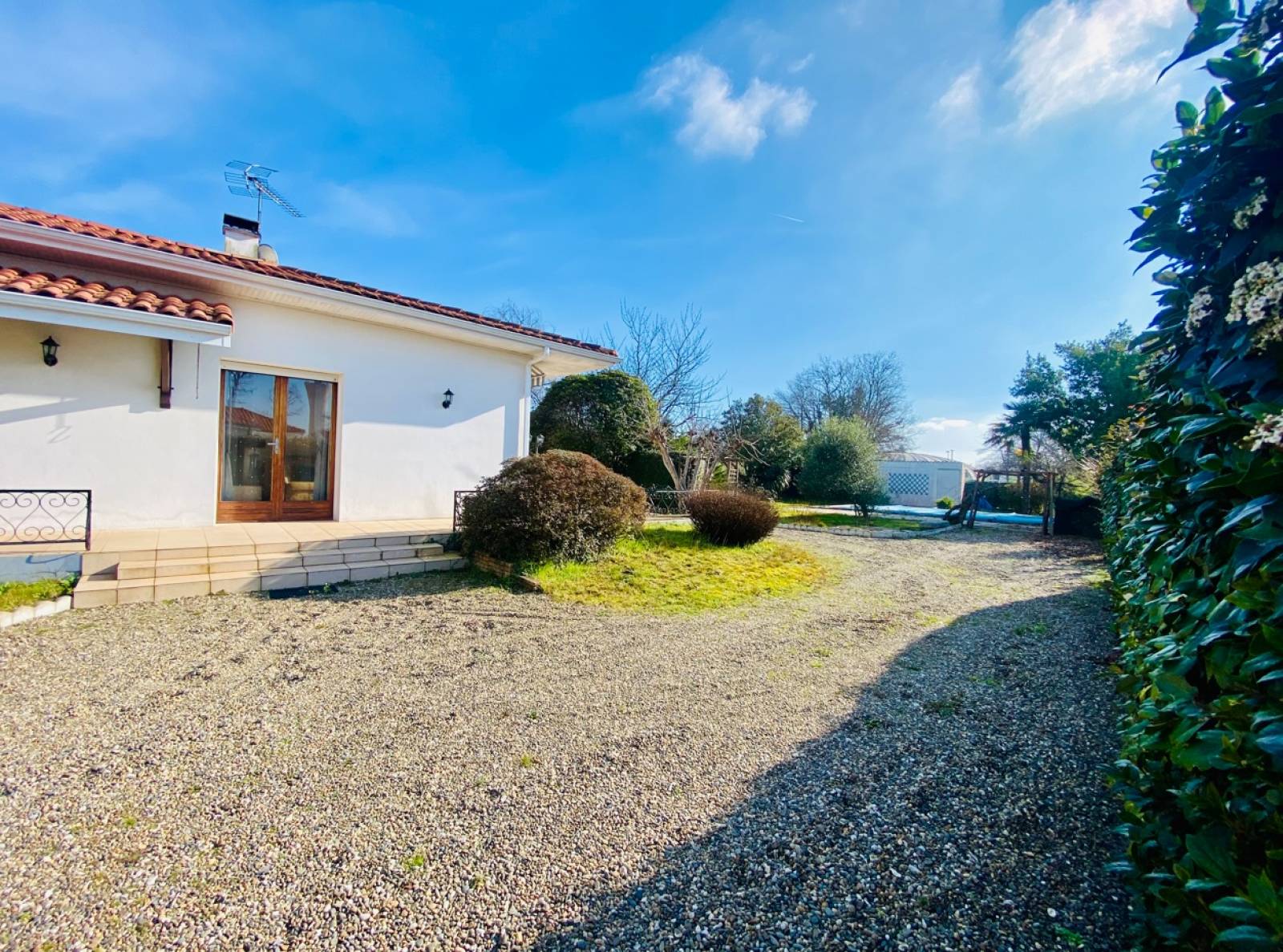 Agréable maison traditionnelle 4 Chambres avec magnifique terrain en Centre-ville