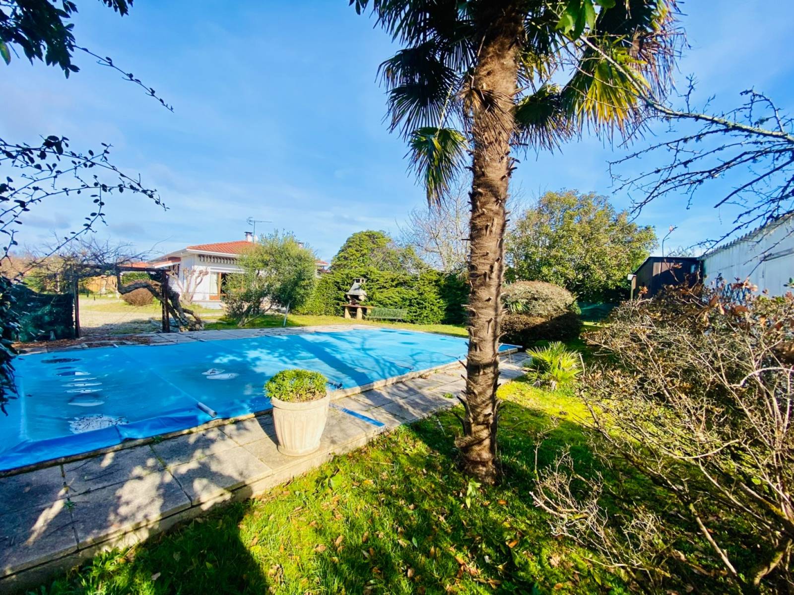 Agréable maison traditionnelle 4 Chambres avec magnifique terrain en Centre-ville