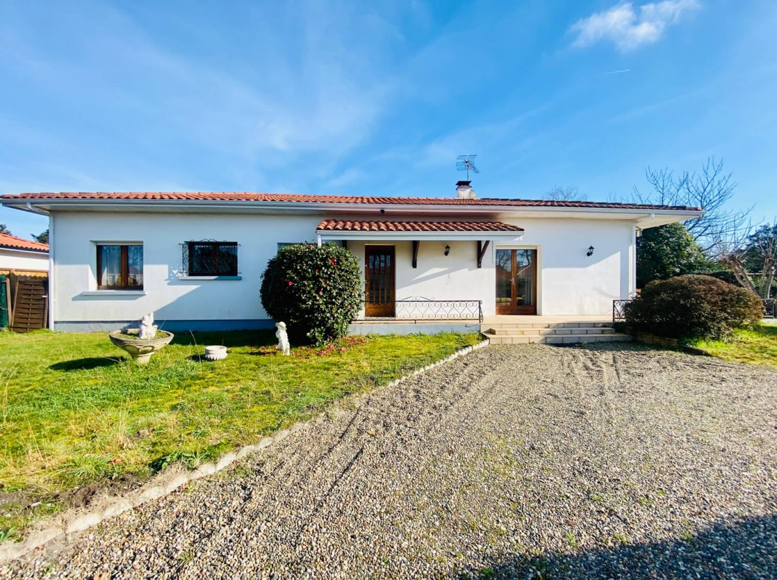 Agréable maison traditionnelle 4 Chambres avec magnifique terrain en Centre-ville