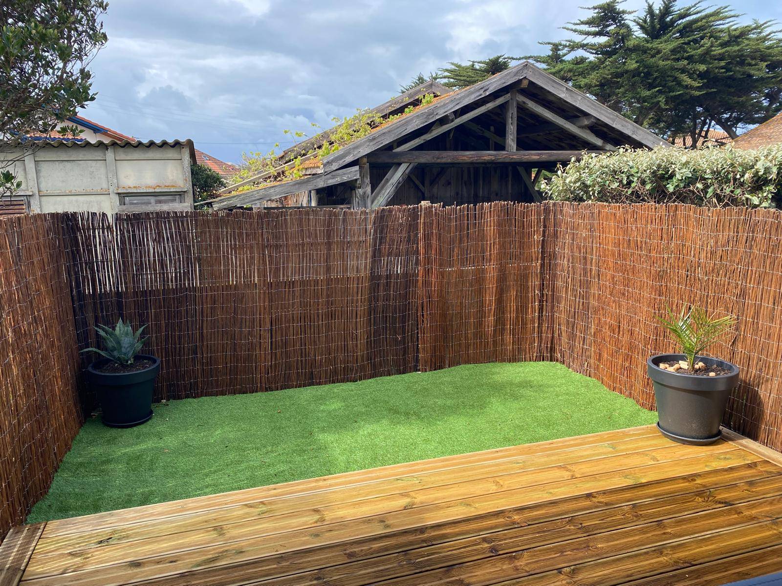 Acheter une maison mitoyenne à Biscarrosse Plage avec une chambre, séjour lumineux, parking privé, petit jardin, proche océan, investissement idéal.